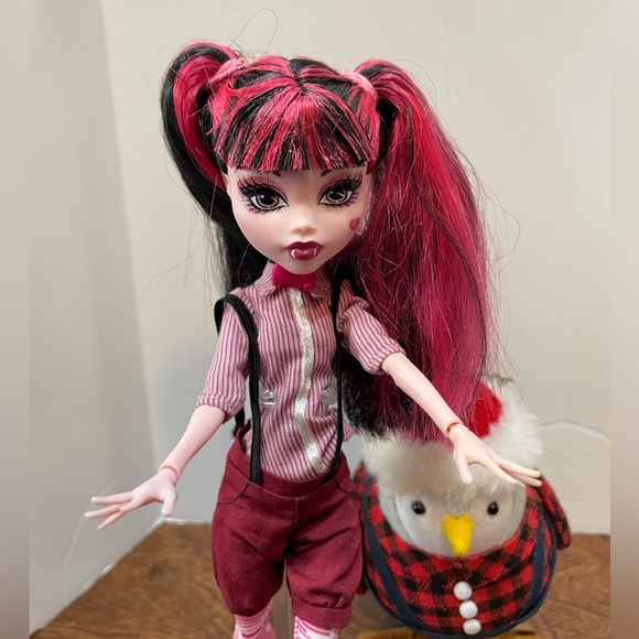 Monster High Draculaura Forbitten Love Doll In The Newspaper Club Outfit - Picture 13 of 16